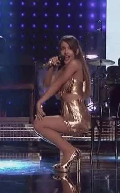 Ariana showing off