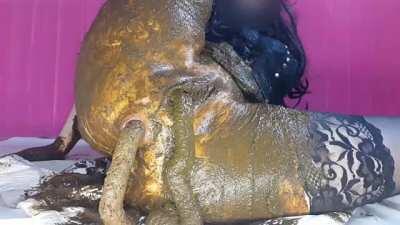 Shitting scat from her pussy. Part 2: When full, shit from two holes simultaneously