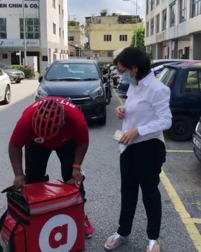 Tony Fernandes doing food delivery