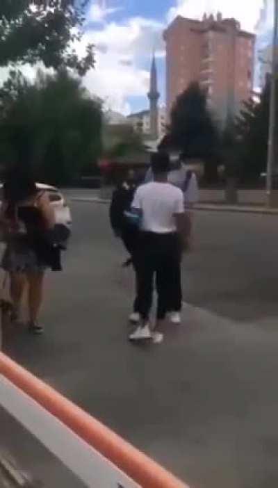 Bir genç, “Sen LGBT’li misin lan” denilerek saldırıya uğradı