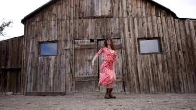 Ana' dancing is so simple but very pleasing to watch!