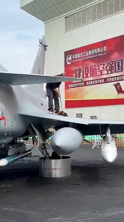 [Humor] Maintenance difference between J-20 & J-10C [720 x 1280]