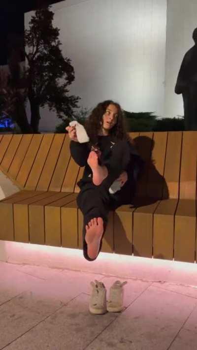 Watch till the end, i waved to a man that was staring at my feet, it was you, right?