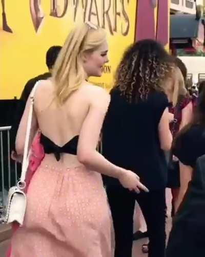 Elle Fanning’s PAWG cheeks casually jiggling while she walks