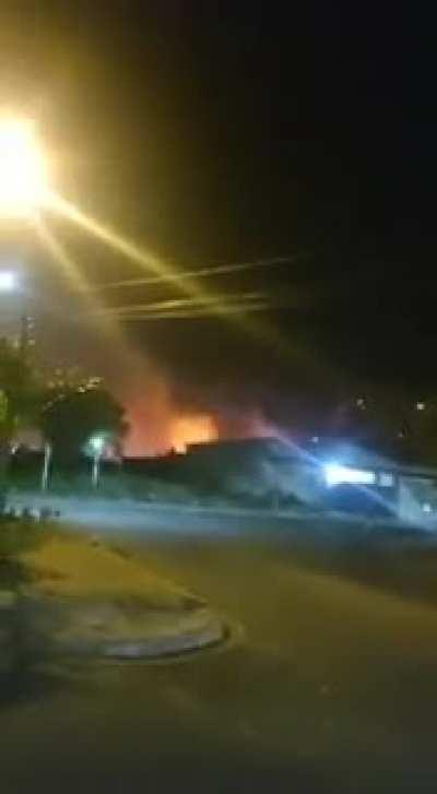 AGORA! Posto de Gasolina explode durante abastecimento em Rio Claro - SP. Link para notícia nos comentários.