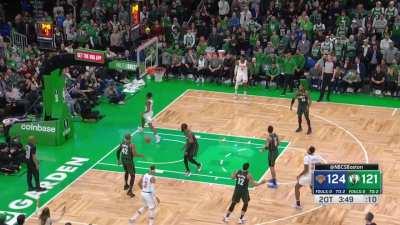 [Highlight] The Celtics miscomunicate leave the lane open and Quickley gets the easy dunk!