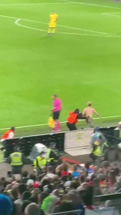 Torcedor que invadiu o campo, já fez mais que o Insigne e o Sterling