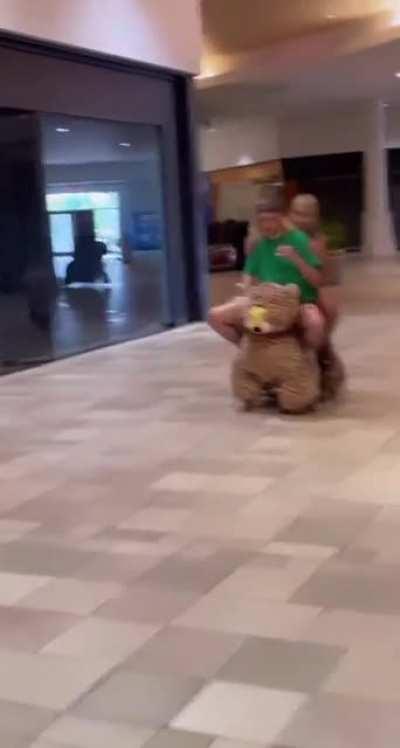 Porter Speeding at the mall. ( ͡° ͜ʖ ͡°)