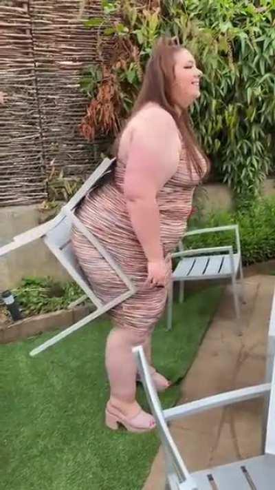 I want her to use my face as a chair 🤤