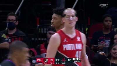 [Highlight] Nassir Little gets a full head of steam and explodes for the slam as Lamar Hurd loses his mind