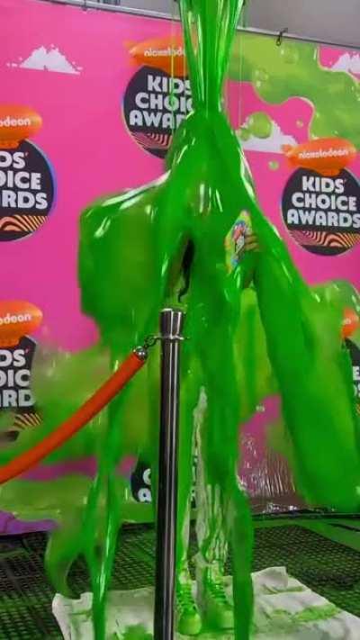 How does Nickelodeon get away with this 💀💦