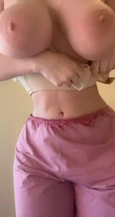 I love taking off my sports bra and letting my huge natural titties free