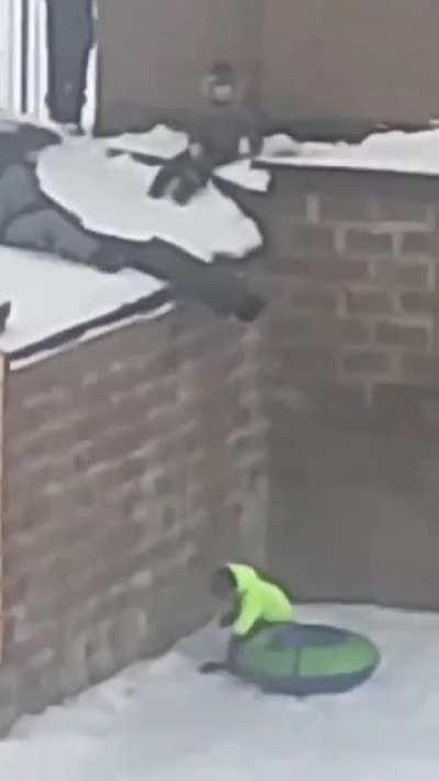 The little ones and their big security systems hahaha. Fun to the max with just snow and true friends ᰔᩚ.