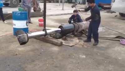 Dismantling a hydraulic/pneumatic cylinder