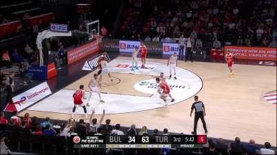 [Highlight] Alperen Sengun goes behind the back to lose defender and makes nimble finish for Turkey vs Bulgaria