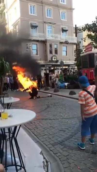 Religious extremist sets himself on fire in Istanbul