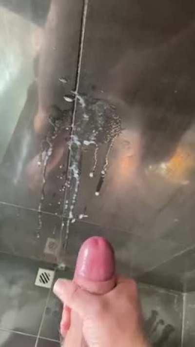 Blowing a load in the gym shower 💦