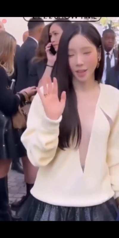 Taeyeon's cleavage on display 