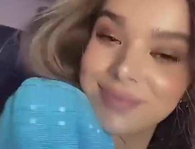 Hailee Seinfeld looking cute