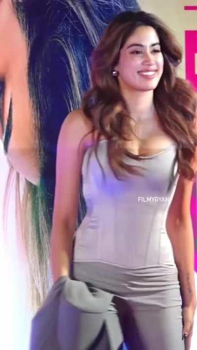 Janhavi Kapoor 🍑
