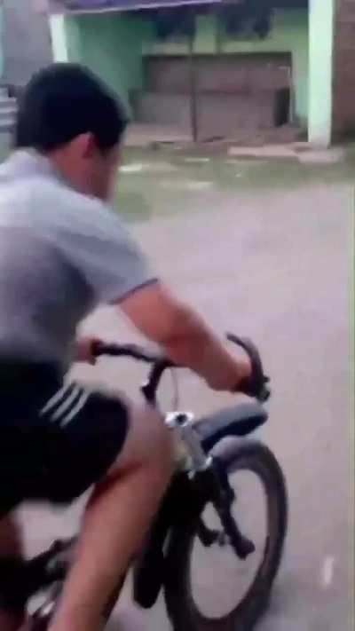 O gordin vai aprender andar de bicicreta