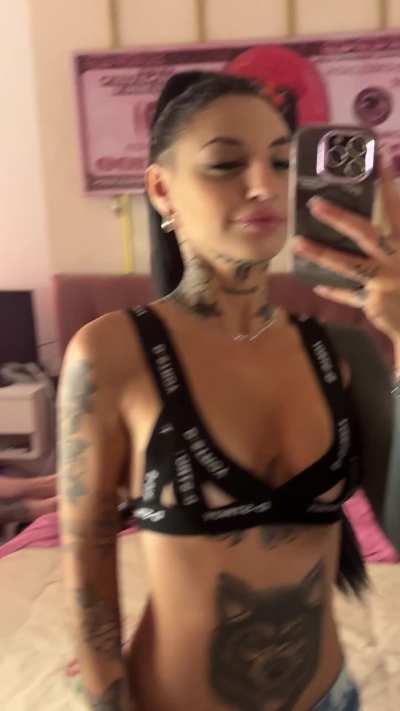 Watch how I make my tongue clap