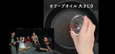 Porçay ve ekibi Uganda'nın geleneksel yemek tarifi videosunu izliyor.