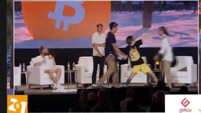 Video Of Dogecoin Supporter Crashing Bitcoin Conference To Represent Dogecoin🤣🚀