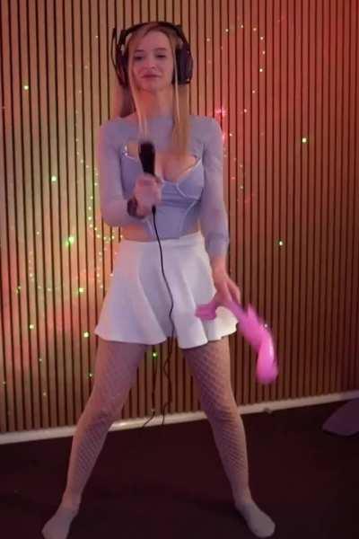 Bebahan nip and boob jiggle, slowed