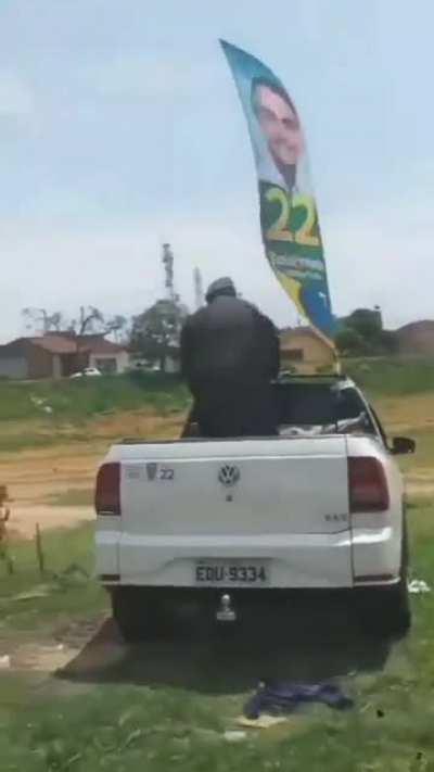 Foram fazer campanha do Bolsonaro com o padre fake Kelmon numa comunidade de Bauru e as pessoas, especialmente as crianças, colocaram eles para correr