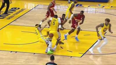 [Highlight] Juan Toscano-Anderson, who just returned from a concussion, runs in to Looney and head to the locker room.