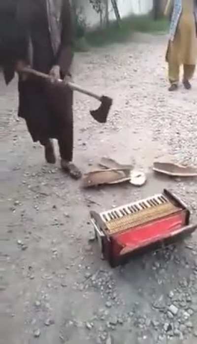 Islamists in Afghanistan destroy a piano