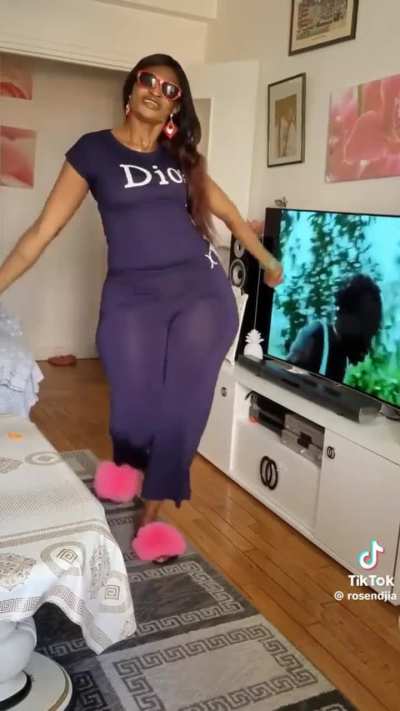 🇨🇲 Aunty Dancing