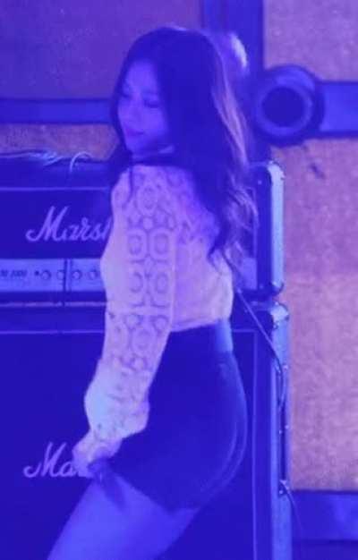 This gif of her fascinates me. You can perfectly see the center of her buttocks and I can only visualize my penis rubbing there until it explodes.