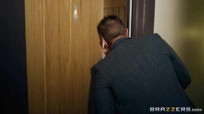 Ella Hughes - Sampling Her Goods