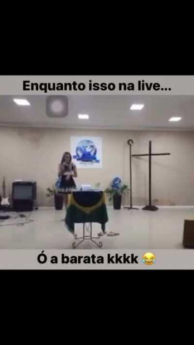 Se assustou com a barata enquanto cantava