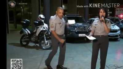 Policial militar mostrando sua dança na live