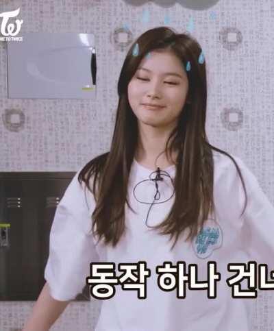 210205 - Sana's expression when she forgot the dance and lost