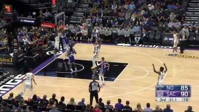 [Highlight] Kira Lewis Jr skies for the monster jam past Tristan Thompson