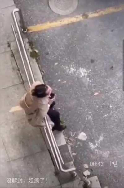 据传这集美封闭前一天上午被公司开除，下午被男友抛弃，而自己已经怀孕3个月了。 这几天家里又没有食物，口袋里又没有钱，还要还房贷，车贷。 在这种情况下， 她疯了。无FUCK可说