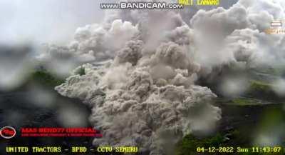 CCTV footage of Mount Semeru erupting in East Java,Indonesia