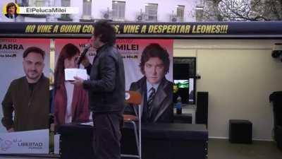 Una mujer le grita a Milei que no use la bandera argentina en sus actos