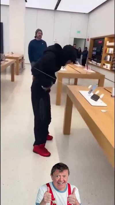 Afuera lo esperaban con su tutsi bota !!! 🤗 