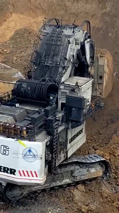 Liebherr R 9400 E vs XCMG Loader