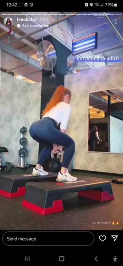 Sie liebt es einfach ihren fetten arsch zu zeigen damit man drauf wichst