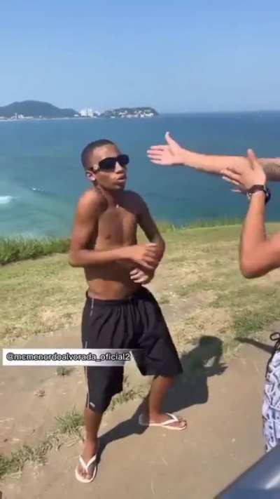 E pensar que tem gente que precisa treinar essa dança, que loucura 