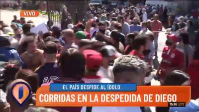 2021-(PANDEMIA)-Incidentes en el velatorio de Diego Maradona en Casa Rosada