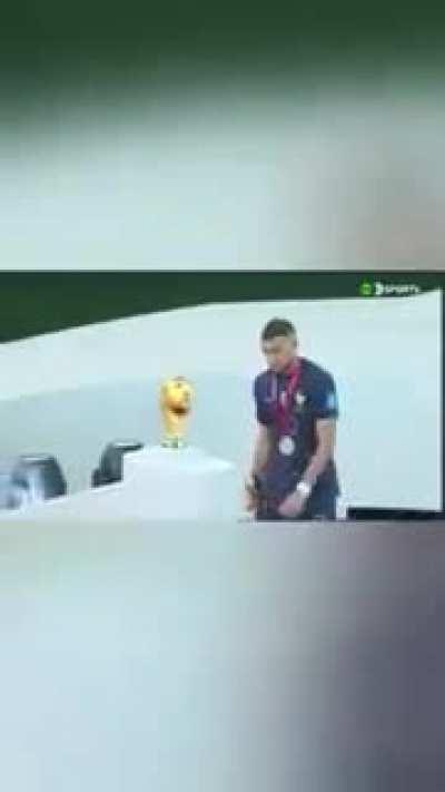 Mbape con cara de derrotado ante la copa del mundo
