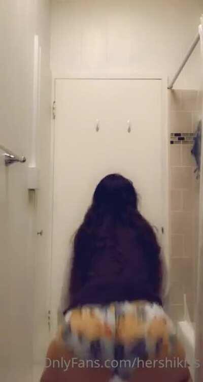 Look at that booty bounce 😉😍