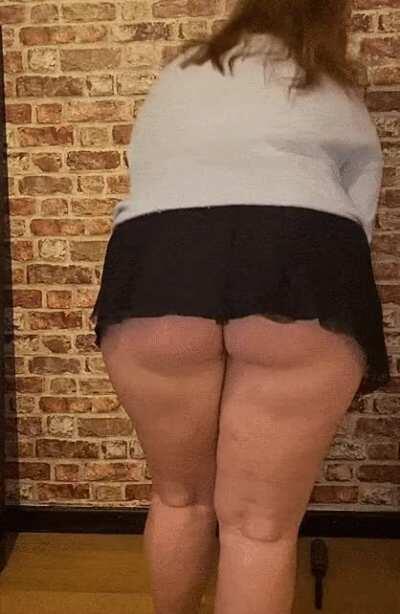 I’m really sorry, I put on a skirt that was a little too short and I forgot to put on panties 🙄